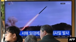 မြောက်ကိုရီးယားက ပဲ့ထိန်းဒုံးကျည် စမ်းသပ်ပစ်လွှတ်တဲ့မှတ်တမ်းကို ရုပ်သံကပြသနေစဉ်။ (ဇန်နဝါရီ ၂၄၊ ၂၀၂၄)
