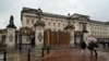 Pria Ditangkap Setelah Tabrak Gerbang Istana Buckingham