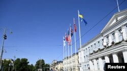 Las banderas de Finlandia, Dinamarca, EEUU., Islandia, Noruega y Suecia frente al Ayuntamiento de Helsinki durante la Cumbre de Líderes Nórdicos-EEUU, el 13 de julio de 2023.