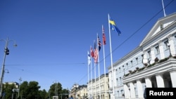 Las banderas de Finlandia, Dinamarca, EEUU., Islandia, Noruega y Suecia frente al Ayuntamiento de Helsinki durante la Cumbre de Líderes Nórdicos-EEUU, el 13 de julio de 2023.