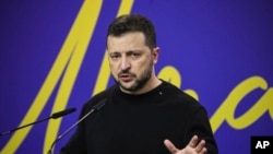 Presiden Ukraina Volodymyr Zelenskyy berbicara dalam konferensi pers di Tirana, Albania, pada 28 Februari 2024. (Foto: AP/Armando Babani)