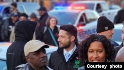 Salah Czapary (centro al fondo) durante una caminata de seguridad pública comunitaria con la alcaldesa de Washington, Muriel Bowser (frente a la derecha) en Washington, el 8 de marzo de 2023. [Fotografía: Cortesía de Salah Czapary]