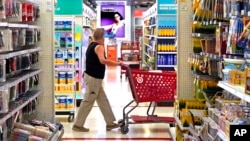 ARHIVA - Kupci u prodavnici lanca Target u Pensilvaniji, 7, jula 2023. godine. 
