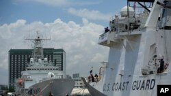 The U.S. Coast Guard Cutter Stratton, right, and Japanese Coast Guard Akitsushima dock as they arrive at the pier in Manila, Philippines on June 1, 2023. (Aaron Favila/AP)