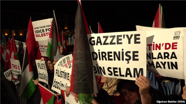 Filistin ve Türk bayraklarıyla Konak Meydanı’nda toplanan kalabalık tekbir getirerek, “Kudüs bizimdir, bizim kalacak” gibi sloganlar attı