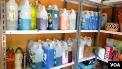 Deretan produk isi ulang yang dijual di Toko Pokka, Desa Wringinanom, Gresik. (Petrus Riski/VOA)