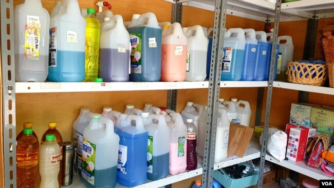 Deretan produk isi ulang yang dijual di Toko Pokka, Desa Wringinanom, Gresik. (Petrus Riski/VOA)