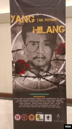 Spanduk Film Yang (Tak Pernah) Hilang. (VOA/Petrus Riski)