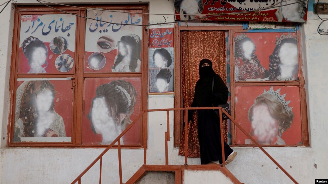 Sebuah salon kecantikan yang gambar wajah perempuannya sudah "ditutupi" oleh pemilik toko di Kabul (foto: dok). Rezim Taliban memerintahkan ratusan salon kecantikan yang dikelola perempuan untuk ditutup.