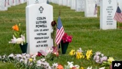 Flores adornan la tumba del exsecretario de Estado Colin Powell en la Sección 60 del Cementerio Nacional de Arlington el Día de los Caídos, el lunes 29 de mayo de 2023, en Arlington, Virginia (AP Photo/Alex Brandon)