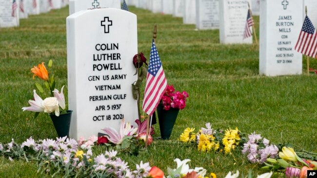 Flores adornan la tumba del exsecretario de Estado Colin Powell en la Sección 60 del Cementerio Nacional de Arlington el Día de los Caídos, el lunes 29 de mayo de 2023, en Arlington, Virginia (AP Photo/Alex Brandon)