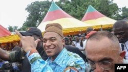 Kylian Mbappé en habits traditionnels alors qu'il visite le village natal de son père, Djébalé au Cameroun, le 8 juillet 2023.