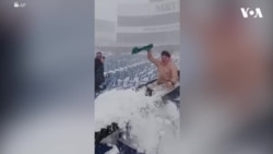 Навивач се лизга по скали покриени со снег на стадионот Бафало Билс