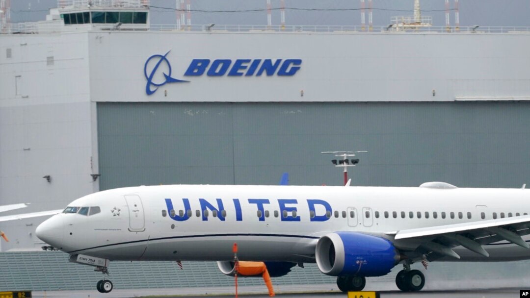 ABD Federal Sivil Havacılık Dairesi, uçuş sırasında gövde paneli kopan uçağı nedeniyle hedefte olan Boeing’in, 737 MAX üretimindeki artışları dondurdu. 