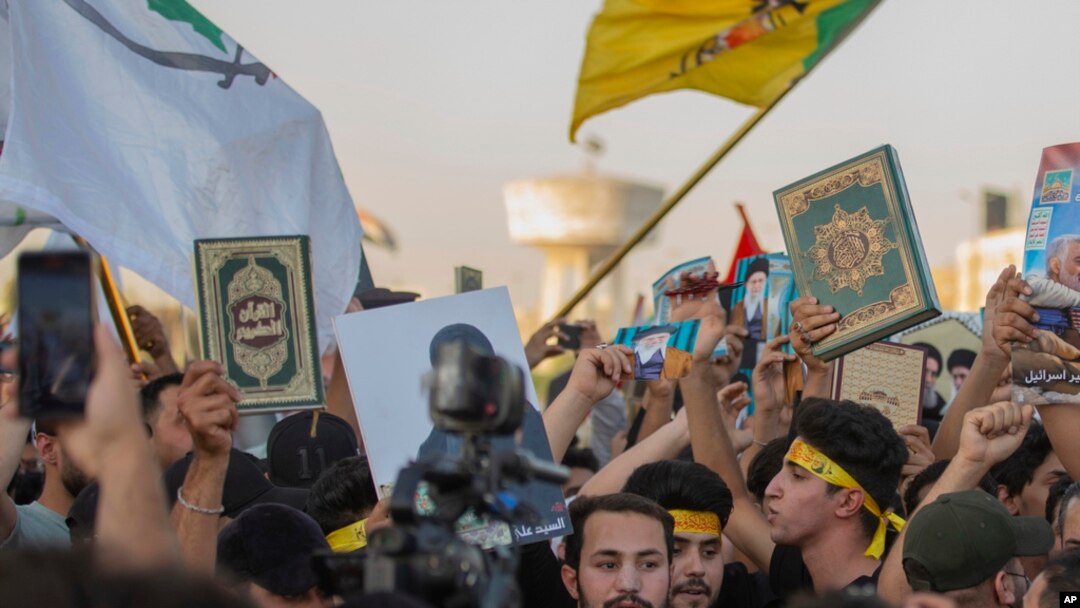 Para pengunjuk rasa Irak mengacungkan Al-Qur'an dalam demonstrasi di Lapangan Tahrir, Baghdad, Irak, Kamis, 20 Juli 2023. (Foto: (AP Photo/Adil AL-Khazali)