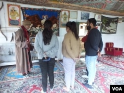 Yabgo Mohammed Khan Kacho, a descendant of the Yabgo dynasty, briefs visitors about the history of Turtuk at the Yabgo Museum in Turtuk. (Bilal Hussain/VOA)