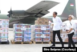 Presiden Joko Widodo didampingi dengan Menteri Luar Negeri Retno Marsudi melepas bantuan kemanusiaan untuk Palestina, di Bandara Halim Perdana Kusuma, Jakarta, Sabtu (4/11). (Foto: Courtesy/Biro Setpres)