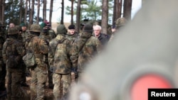 Министр обороны Германии Борис Писториус и президент Германии Франк Вальтер Штайнмайер посещают полигон, где украинские солдаты проходят обучение техническому обслуживанию танков Leopard 1 A5) в Клице, Германия, 23 февраля 2024 года