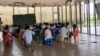Um escola em Malanje: Sem paredes e os assentos pertencem aos alunos