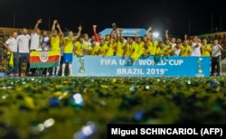 Para pemain Brasil melakukan selebrasi usai menjuarai pertandingan final Piala Dunia Pria U-17 FIFA Brasil 2019 melawan Meksiko di Stadion Bezerrao di Brasilia, Brazil, 17 November 2019. (Foto: Miguel SCHINCARIOL/AFP)