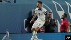 Christian Pulisic de Estados Unidos celebra después de anotar contra México durante la primera mitad de un partido de fútbol semifinal de la Liga de Naciones CONCACAF el jueves, 15 de junio de 2023, en Las Vegas. (Foto AP/John Locher)