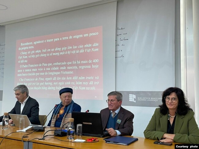GS. Nguyễn Đăng Hưng (thứ hai, bên trái) và GS Antonio Morgado, nhà nghiên cứu về Francisco de Pina (thứ hai, bên phải) phát biểu trong ngày khánh thành tượng đài tri ân giáo sĩ Francisco de Pina tại Guarda, Bồ Đào Nha, hôm 26/11/2023.