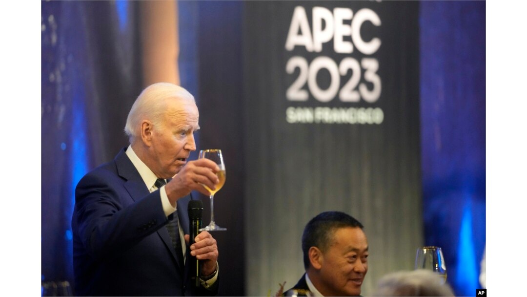 Predsednik SAD Joe Biden drži zdravicu tokom večere sa učesnicima Samita Azijsko-pacifičke ekonomske saradnje, u San Franciscu, 16. novembra 2023.