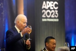 Predsednik SAD Joe Biden drži zdravicu tokom večere sa učesnicima Samita Azijsko-pacifičke ekonomske saradnje, u San Franciscu, 16. novembra 2023.