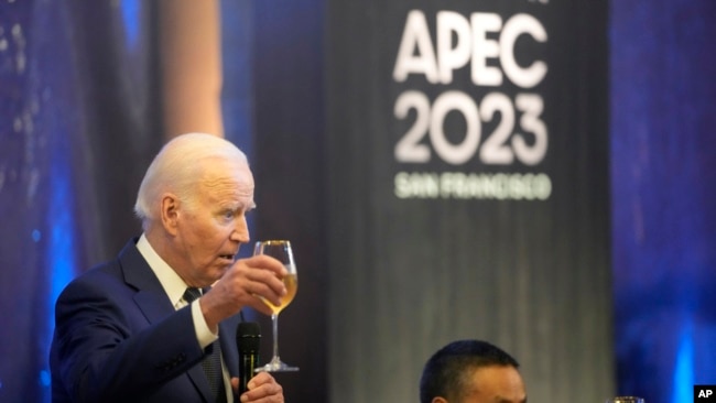 US President Joe Biden offers a toast at the heads of delegation dinner at the Asia-Pacific Economic Cooperation summit, Nov. 16, 2023, at the Legion of Honor Museum in San Francisco.