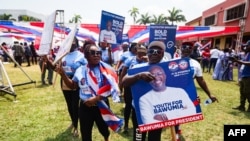 Des partisans tiennent une pancarte représentant Mahamudu Bawumia, vice-président du Ghana et candidat présidentiel du Nouveau Parti patriotique (NPP) pour les élections présidentielles de 2024, à Takoradi, au Ghana, le 18 août 2024.