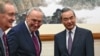 Pemimpin Mayoritas Senat AS Chuck Schumer dan Senator AS Mike Crapo, R-Idaho bertemu dengan Menteri Luar Negeri China Wang Yi di Diaoyutai Guest House di Beijing, Senin, 9 Oktober 2023. (Foto: Andy Wong via REUTERS)