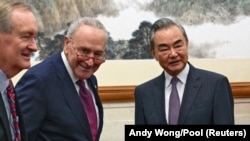 中国外交部长王毅在北京钓鱼台国宾馆会见到访的美国参议院多数党领袖查克·舒默。（2023年10月9日）