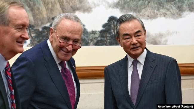 中国外交部长王毅在北京钓鱼台国宾馆会见到访的美国参议院多数党领袖查克·舒默。(2023年10月9日)