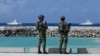 Tentara Filipina melihat kapal Penjaga Pantai Filipina di Laut Cina Selatan yang disengketakan pada 1 Desember 2023. (Foto: AFP)