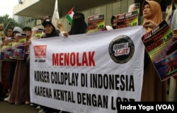 Aksi protes massa dari Geranati-LGBT, dengan membawa spanduk dan mendatangi Kedutaan Besar Inggris di Jakarta, Jumat (10/11), menolak berlangsungnya konser Coldplay, Rabu (15/11) mendatang di Jakarta. (VOA/Indra Yoga)