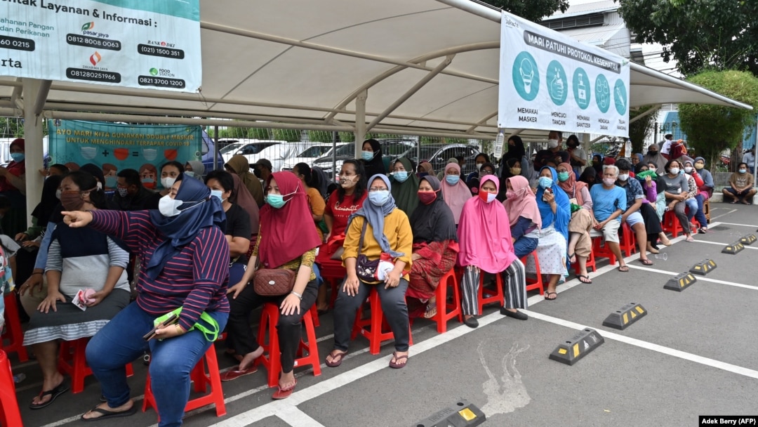 Masyarakat penerima manfaat sedang antre bansos di Jakarta, 7 Maret 2022. (Foto:Adek Berry/AFP)