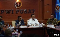 Calon presiden nomor urut 2, Prabowo Subianto saat berbicara di depan anggota Persatuan Wartawan Indonesia (PWI) pada Kamis (4/1) di Jakarta. (VOA/Ghita Intan)