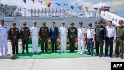 资料照：柬埔寨国防部长脸书照片显示，柬埔寨副首相兼国防大臣迪西哈（Tea Seiha）在2023年12月3日登上访问停靠柬埔寨云朗海军基地的两艘中国军舰，与中国海军官兵合影。