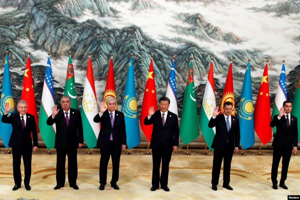 FILE - Chinese President Xi Jinping (center) poses for photos along with the presidents of Kazakhstan, Kyrgyzstan, Tajikistan, Turkmenistan and Uzbekistan during the China-Central Asia Summit in Xian, China May 19, 2023.