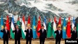 Президенты Китая, Казахстана, Кыргызстана, Таджикистана, Туркменистана и Узбекистана во время саммита Китай-Центральная Азия в Сиане, провинция Шэньси, Китай, 19 мая 2023 года. (Reuters/Florence Lo/Pool)