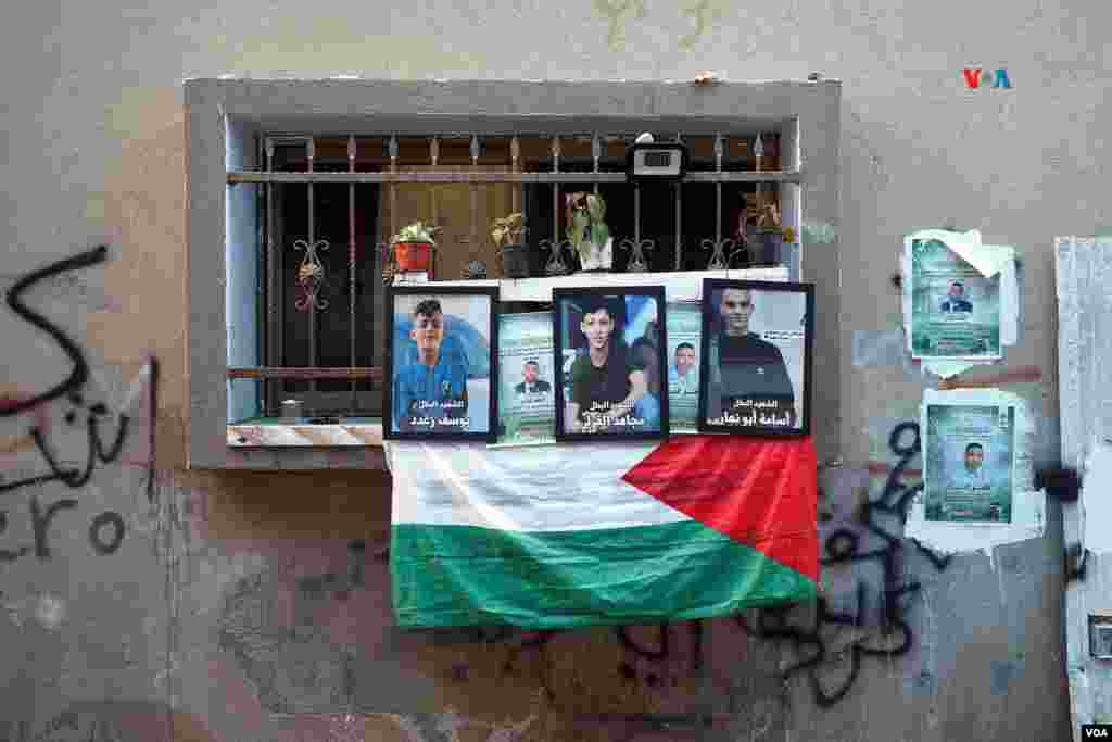 Las fotos de los jóvenes muertos en combate contra el ejército de Israel cubren las paredes del campo de refugiados palestinos de Nur Shams, en Tulkarem, Cisjordania.