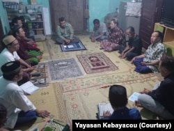 Para penggiat di Yayasan Kebaya sedang mengadakan doa bersama bagi rekan yang sudah meninggal. (Foto: Courtesy/Yayasan Kebaya)