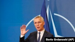 Sekretaris Jenderal NATO Jens Stoltenberg dalam konferensi pers dengan Perdana Menteri Makedonia Utara Dimitar Kovacevski, di gedung Pemerintah di Skopje, Makedonia Utara, Selasa, 21 November 2023. (AP/Boris Grdanoski)