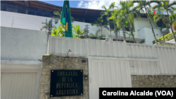 ARCHIVO - Bandera de Brasil luce izada en la sede de la embajada de Argentina en Venezuela el 31 de julio de 2024.