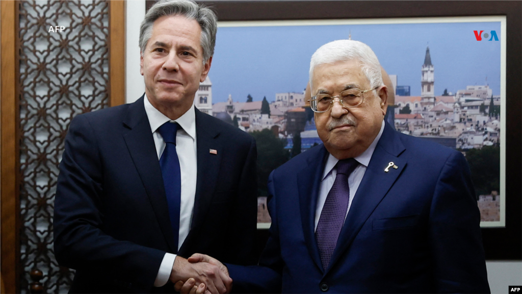 El secretario de Estado estadounidense, Antony Blinken (izq.), le dio la mano al presidente palestino Mahmud Abbas en el complejo presidencial palestino Muqataa en la ciudad de Ramallah, en Cisjordania, el 5 de noviembre de 2023.