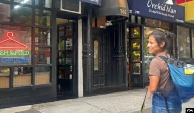 Blanca Lucero es una migrante de origen mexicano que gestiona su propia tintorería en Nueva York. [Captura de pantalla del video de Ángela González]