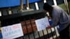 Un periodista coloca una pancarta durante una protesta exigiendo justicia tras el asesinato del fotoperiodista Ismael Villagómez Tapia del periódico local El Heraldo de Juárez, en la Plaza del Periodista en Ciudad Juárez, México, el 17 de noviembre de 2023.