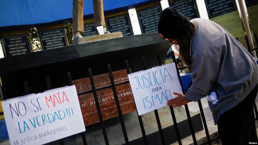 Un periodista coloca una pancarta durante una protesta exigiendo justicia tras el asesinato del fotoperiodista Ismael Villagómez Tapia del periódico local El Heraldo de Juárez, en la Plaza del Periodista en Ciudad Juárez, México, el 17 de noviembre de 2023.