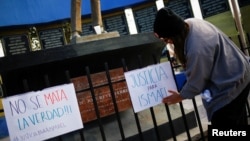 Un periodista coloca una pancarta durante una protesta exigiendo justicia tras el asesinato del fotoperiodista Ismael Villagómez Tapia del periódico local El Heraldo de Juárez, en la Plaza del Periodista en Ciudad Juárez, México, el 17 de noviembre de 2023.