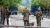 Vojnici NATO kosovskih snaga (KFOR) čuvaju stražu iza ograde od žilet žice u gradu Zvečan, Kosovo, 5. juna 2023.